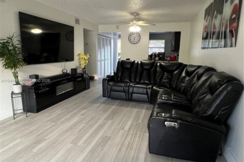 Снять в аренду кондоминиум в Майами, Флорида 2 спальни, 84.45м2, № 2005723 - фото 3