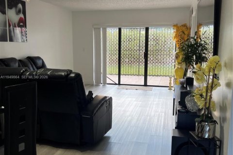 Снять в аренду кондоминиум в Майами, Флорида 2 спальни, 84.45м2, № 2005723 - фото 2