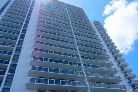 Condo in Aventura, Florida, 2 bedrooms  № 1760877 - photo 16