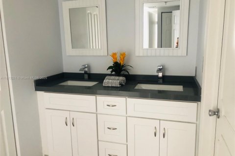 Condo in Aventura, Florida, 2 bedrooms  № 1760877 - photo 23