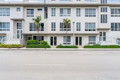 Townhouse in LANDMARK in Doral, Florida 3 bedrooms, 246.56 sq.m. № 1892106 - photo 1
