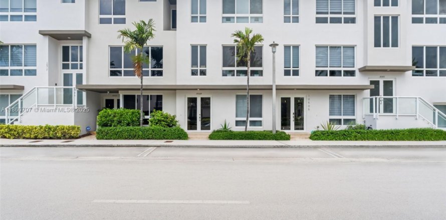Townhouse in LANDMARK in Doral, Florida 3 bedrooms, 246.56 sq.m. № 1892106