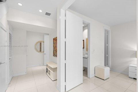 Townhouse in LANDMARK in Doral, Florida 3 bedrooms, 246.56 sq.m. № 1892106 - photo 10