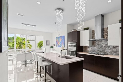 Townhouse in LANDMARK in Doral, Florida 3 bedrooms, 246.56 sq.m. № 1892106 - photo 16