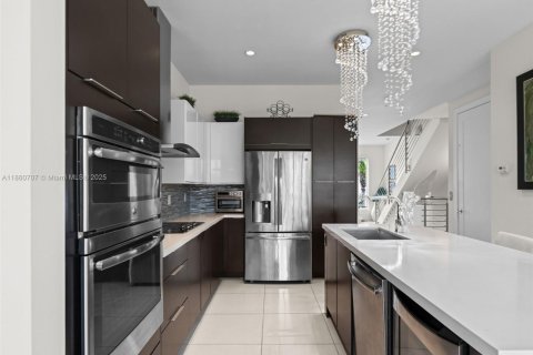 Townhouse in LANDMARK in Doral, Florida 3 bedrooms, 246.56 sq.m. № 1892106 - photo 17