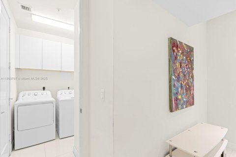 Townhouse in LANDMARK in Doral, Florida 3 bedrooms, 246.56 sq.m. № 1892106 - photo 12
