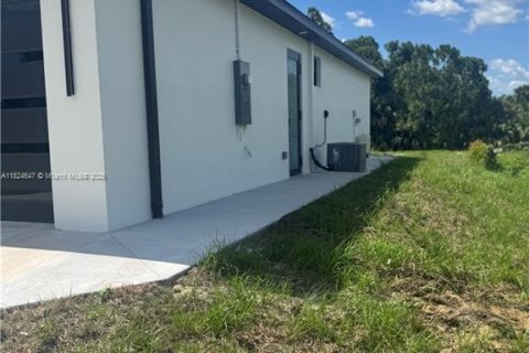 House in Lehigh Acres, Florida 3 bedrooms № 1790433 - photo 4