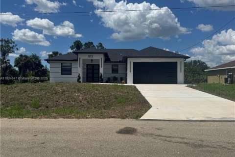 House in Lehigh Acres, Florida 3 bedrooms № 1790433 - photo 1
