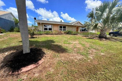 House in Cape Coral, Florida 3 bedrooms, 150.69 sq.m. № 2201847 - photo 3
