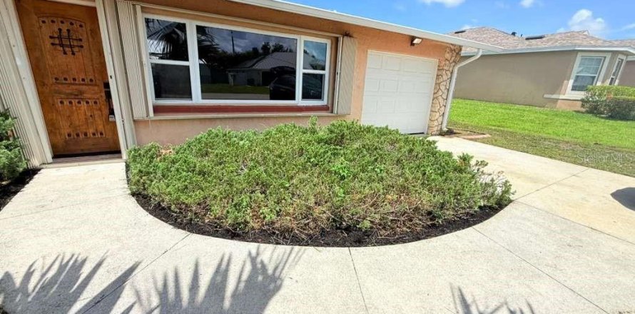 House in Cape Coral, Florida 3 bedrooms, 150.69 sq.m. № 2201847
