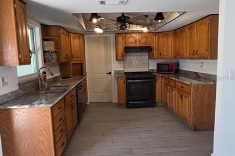 House in Cape Coral, Florida 3 bedrooms, 150.69 sq.m. № 2201847 - photo 8