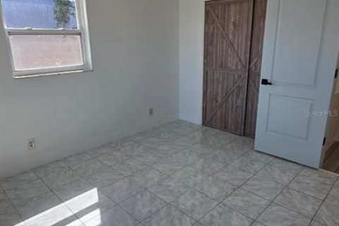 House in Cape Coral, Florida 3 bedrooms, 150.69 sq.m. № 2201847 - photo 12