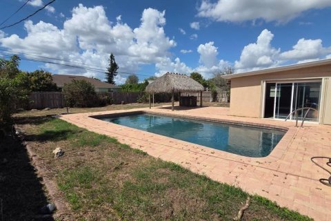 House in Cape Coral, Florida 3 bedrooms, 150.69 sq.m. № 2201847 - photo 17