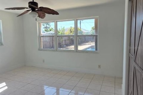 House in Cape Coral, Florida 3 bedrooms, 150.69 sq.m. № 2201847 - photo 11