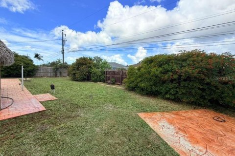 House in Cape Coral, Florida 3 bedrooms, 150.69 sq.m. № 2201847 - photo 23