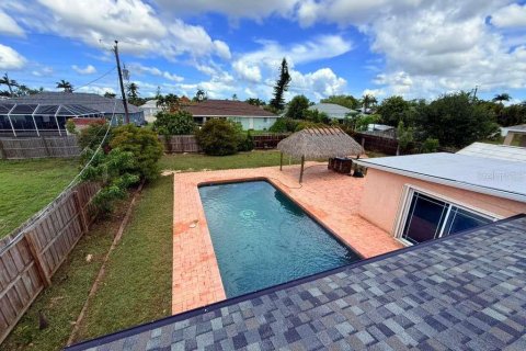 House in Cape Coral, Florida 3 bedrooms, 150.69 sq.m. № 2201847 - photo 18