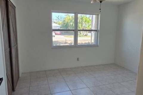 House in Cape Coral, Florida 3 bedrooms, 150.69 sq.m. № 2201847 - photo 15