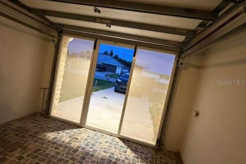 House in Cape Coral, Florida 3 bedrooms, 150.69 sq.m. № 2201847 - photo 5