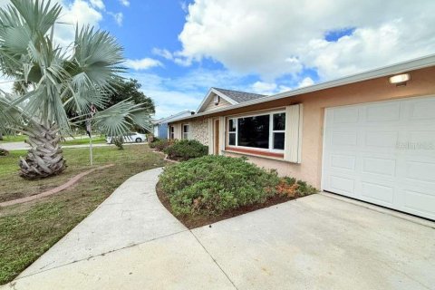 House in Cape Coral, Florida 3 bedrooms, 150.69 sq.m. № 2201847 - photo 2