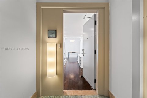 Снять в аренду кондоминиум в Майами-Бич, Флорида 2 спальни, 131.92м2, № 1990633 - фото 1