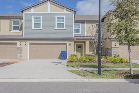 Townhouse in Land O' Lakes, Florida 3 bedrooms, 215.44 sq.m. № 2234151