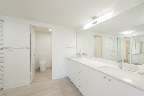 Condo in Key Biscayne, Florida, 2 bedrooms  № 1712109 - photo 13