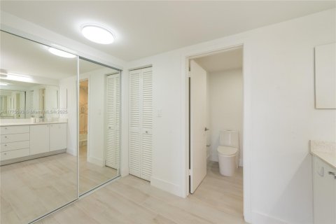 Condo in Key Biscayne, Florida, 2 bedrooms  № 1712109 - photo 14