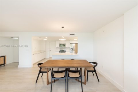 Condo in Key Biscayne, Florida, 2 bedrooms  № 1712109 - photo 7