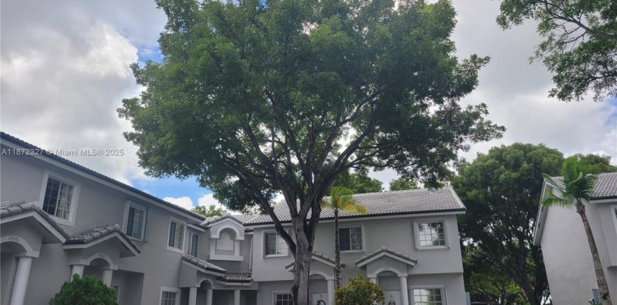 Adosado en Miami, Florida 3 dormitorios, 120.77 m2 № 1922559