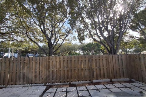 Снять в аренду таунхаус в Майами, Флорида 3 спальни, 120.77м2, № 1922559 - фото 30