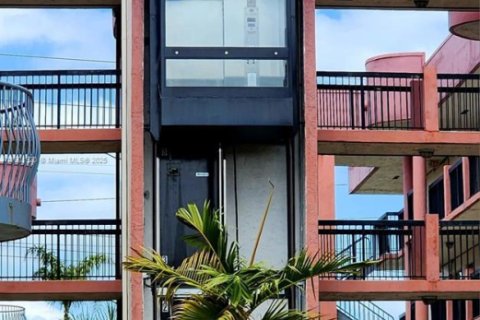 Снять в аренду кондоминиум в Хайалиа, Флорида 2 спальни, 75.44м2, № 1955492 - фото 1