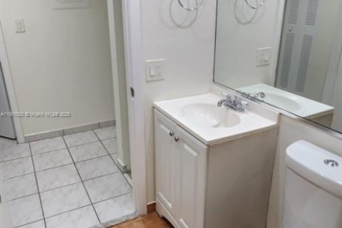 Снять в аренду кондоминиум в Хайалиа, Флорида 2 спальни, 75.44м2, № 1955492 - фото 9