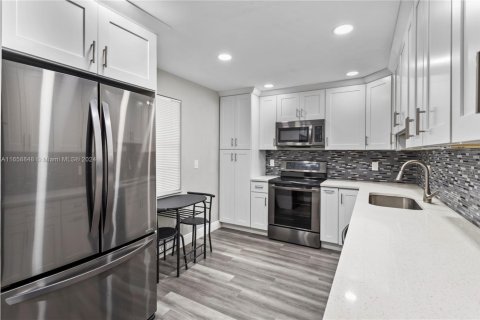 Condo in Pompano Beach, Florida, 3 bedrooms № 1973241 - photo 16