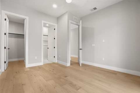 House in Orlando, Florida 5 bedrooms, 296.54 sq.m. № 2216532 - photo 25