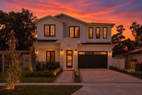 House in Orlando, Florida 5 bedrooms, 296.54 sq.m. № 2216532