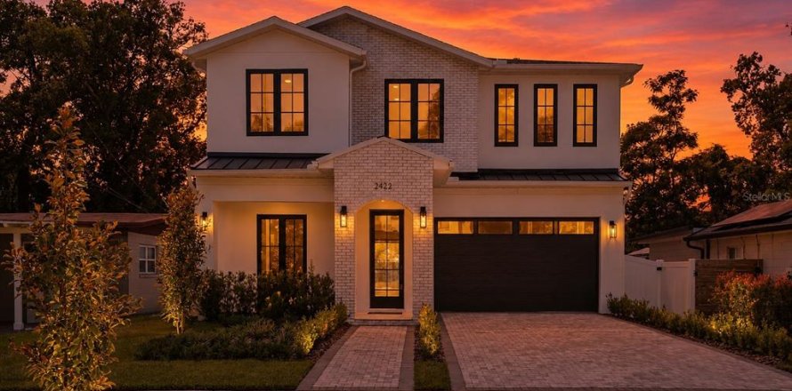 House in Orlando, Florida 5 bedrooms, 296.54 sq.m. № 2216532