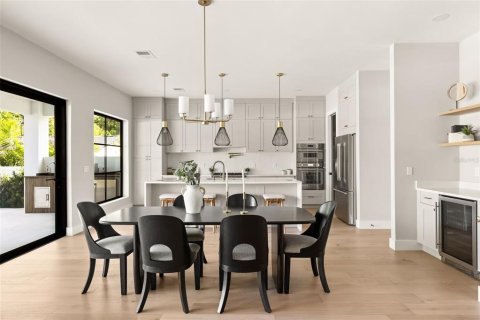 House in Orlando, Florida 5 bedrooms, 296.54 sq.m. № 2216532 - photo 8