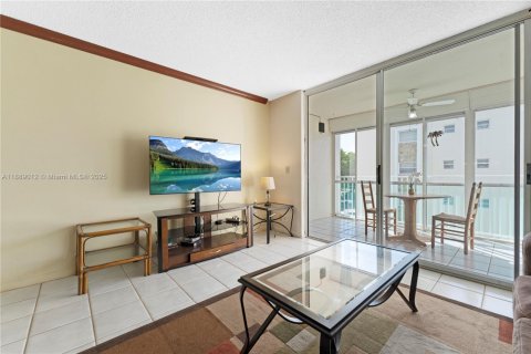 Condominio en venta en Dania Beach, Florida, 1 dormitorio, 74.32 m2 № 1948900 - foto 15