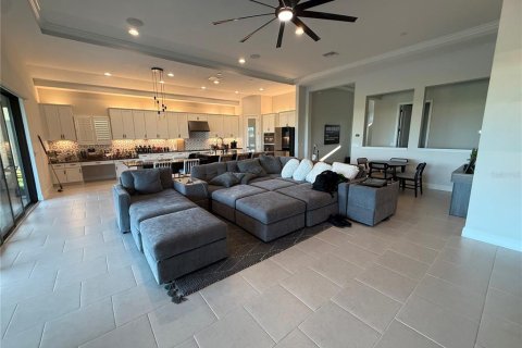 House in San Antonio, Florida 5 bedrooms, 291.53 sq.m. № 2211048 - photo 16
