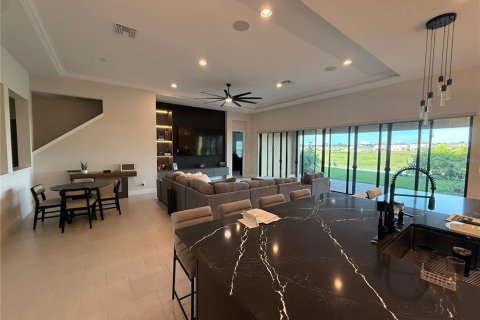 House in San Antonio, Florida 5 bedrooms, 291.53 sq.m. № 2211048 - photo 9
