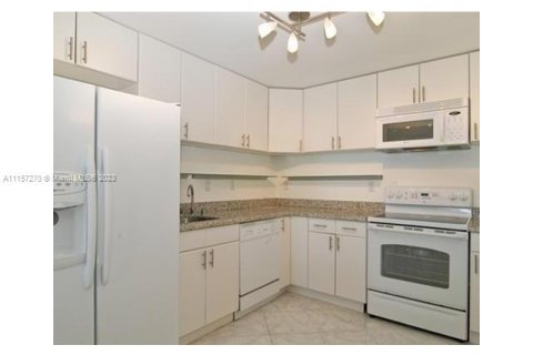 Condominio en alquiler en Miami Beach, Florida, 2 dormitorios, 89.19 m2 № 1938197 - foto 3