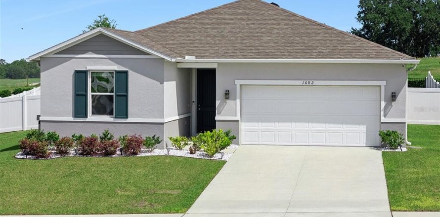 House in Mascotte, Florida 3 bedrooms, 142.79 sq.m. № 2110324