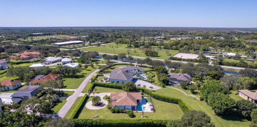 House in Wellington, Florida 3 bedrooms, 251.21 sq.m. № 968109