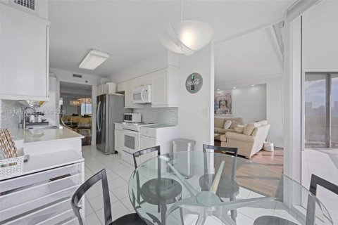 Купить кондоминиум в Авентура, Флорида 2 спальни, 135.64м2, № 2051809 - фото 11