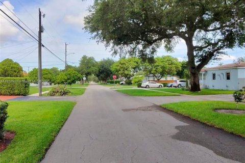 Casa en venta en Miami Springs, Florida, 3 dormitorios, 154.5 m2 № 1821590 - foto 11