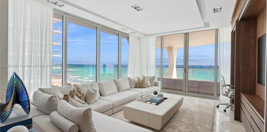 Condo in Sunny Isles Beach, Florida, 4 bedrooms  № 1944988