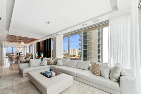 Condo in Sunny Isles Beach, Florida, 4 bedrooms  № 1944988 - photo 2