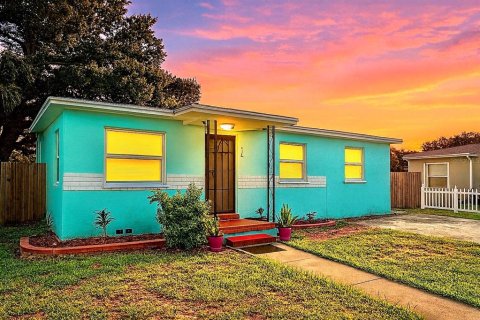 Casa en alquiler en Saint Petersburg, Florida, 3 dormitorios, 101.45 m2 № 1885159 - foto 1