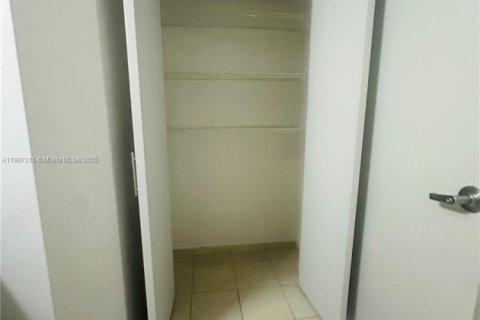 Apartamento en alquiler en Fort Lauderdale, Florida, 1 dormitorio, 118.45 m2 № 2012518 - foto 11