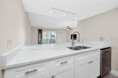 Townhouse in Saint Petersburg, Florida 2 bedrooms, 118.91 sq.m. № 2393412 - photo 6